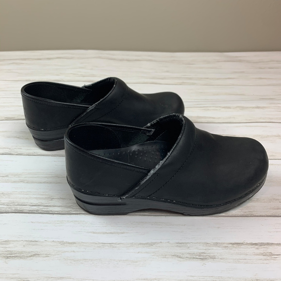 black dansko nursing shoes